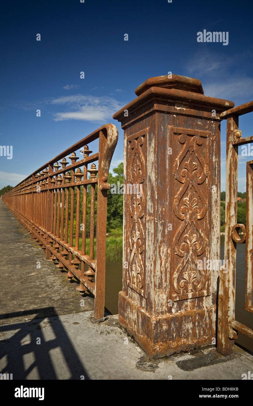 Le 'Saint-Loup' bridge railing rouillé (Allier - France). Balustrade rouillée du pont SNCF de Saint-Loup (Allier - France). Banque D'Images