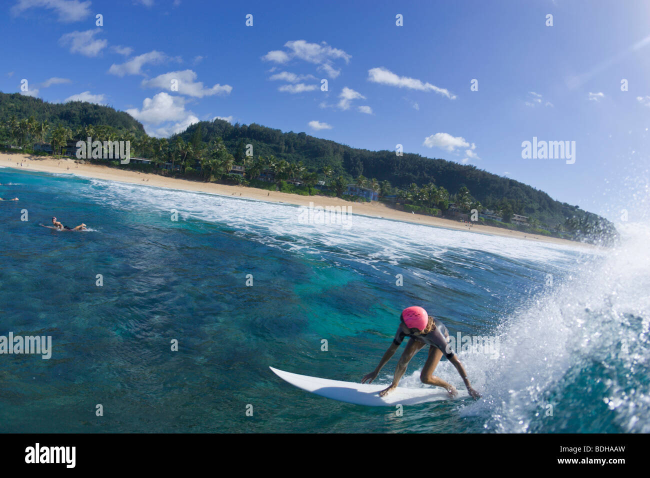 Un grand angle, le fisheye view of a woman surf au pipeline, sur la côte nord d'Oahu, Hawaii. Banque D'Images