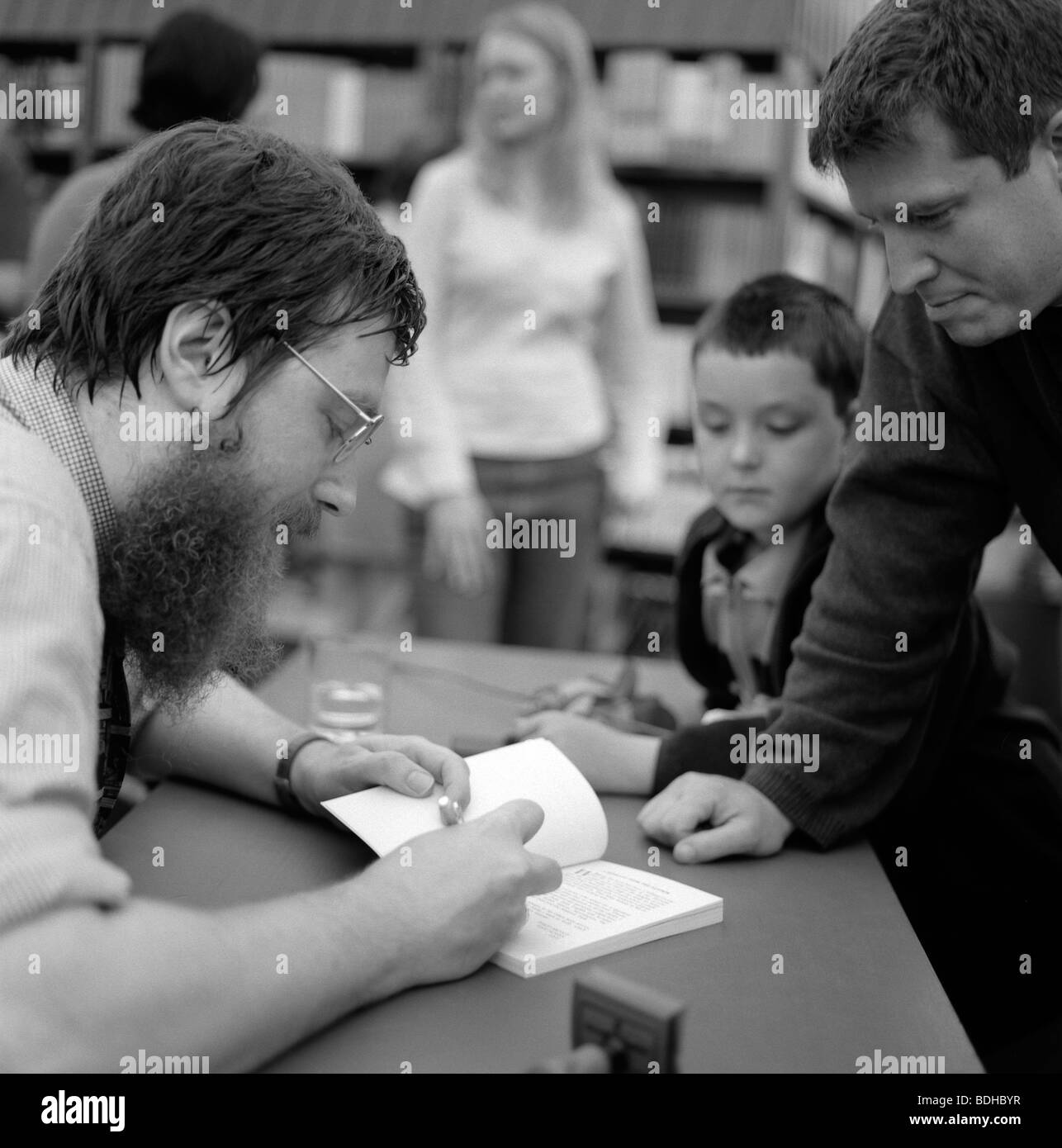 L'auteur pour enfants Phillip Ardagh signe des livres dans la librairie du Hay Festival, Hay-on-Wye, pays de Galles, Royaume-Uni KATHY DEWITT Banque D'Images