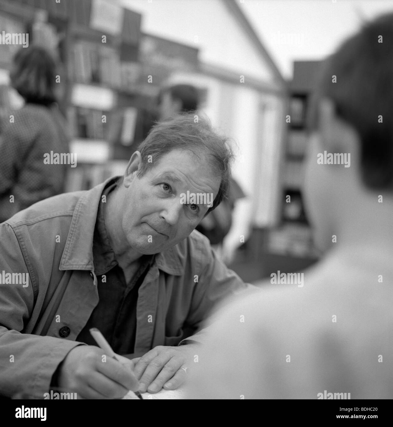 L'auteur Michael Morpurgo Childrens signer un livre au Hay Festival, Hay-on-Wye, au Pays de Galles UK KATHY DEWITT Banque D'Images L'auteur Michael Morpurgo Childrens signer un livre au Hay Festival, Hay-on-Wye, au Pays de Galles UK KATHY DEWITT Banque D'Images
