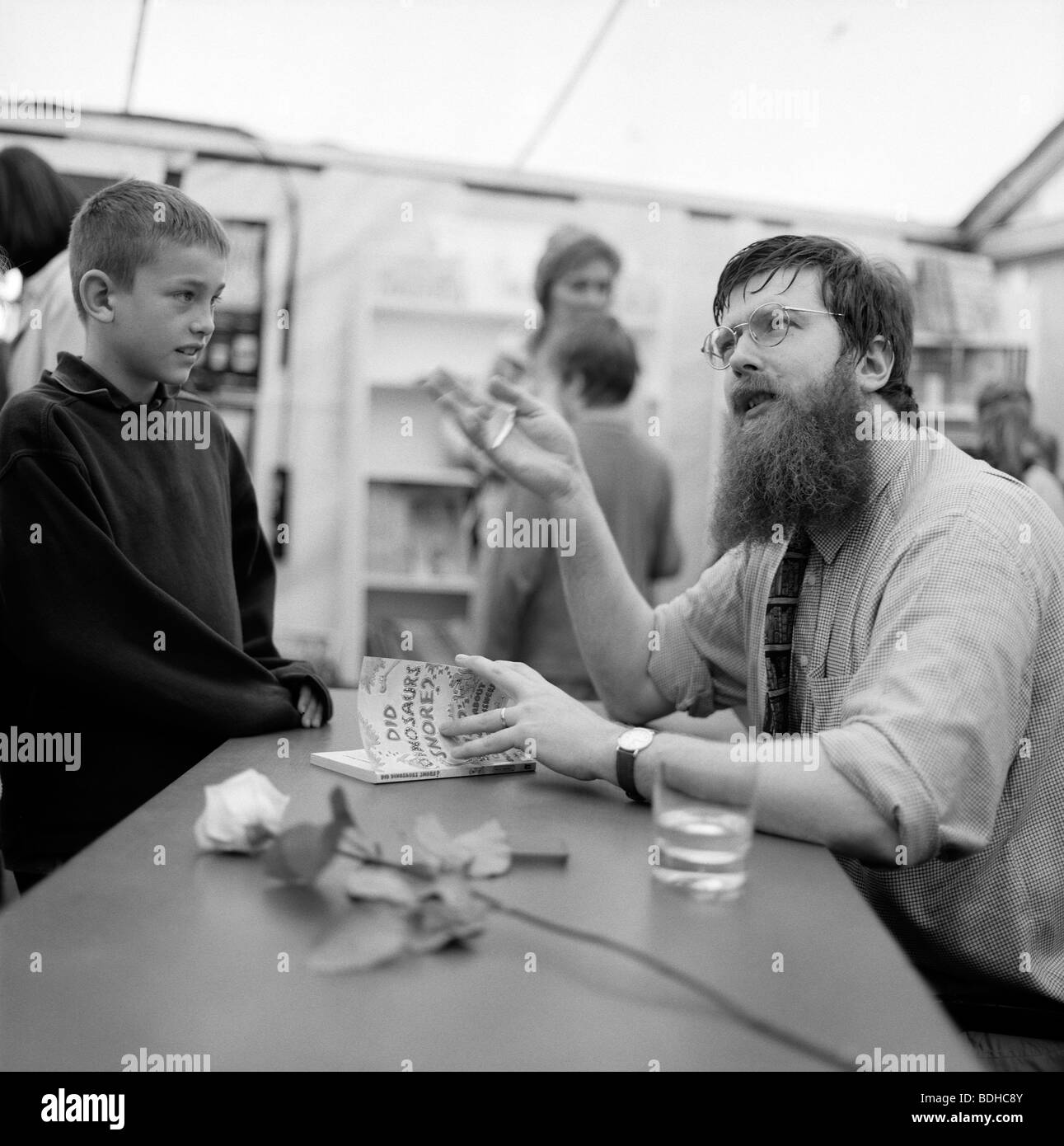 Philip Ardagh, écrivain pour enfants, reçoit un de ses lecteurs au Hay Festival, Hay on Wye, pays de Galles, Royaume-Uni. KATHY DEWITT Banque D'Images Philip Ardagh, écrivain pour enfants, reçoit un de ses lecteurs au Hay Festival, Hay on Wye, pays de Galles, Royaume-Uni. KATHY DEWITT Banque D'Images