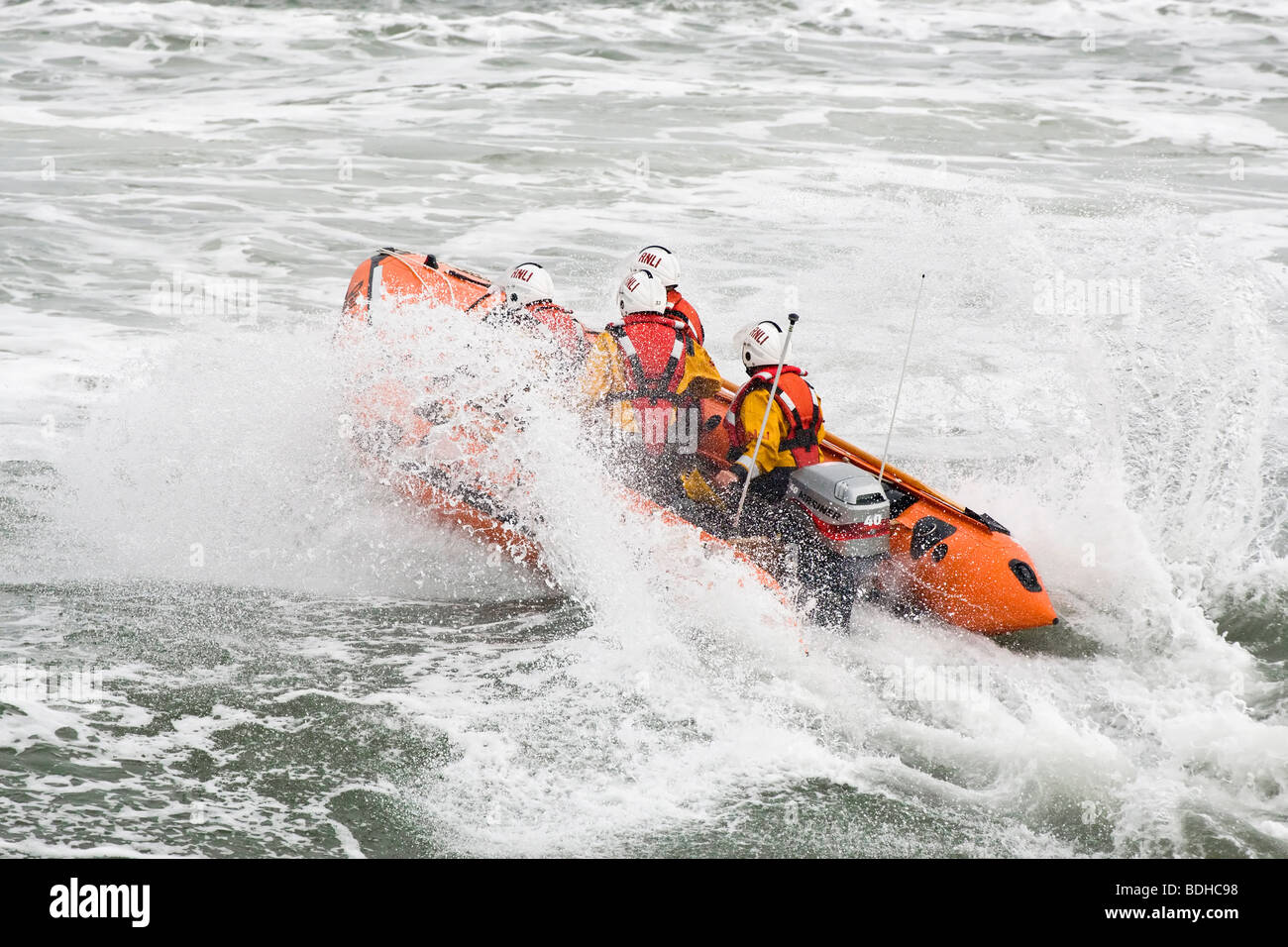 Un bateau de sauvetage côtiers de la RNLI en se précipitant à l'action Banque D'Images