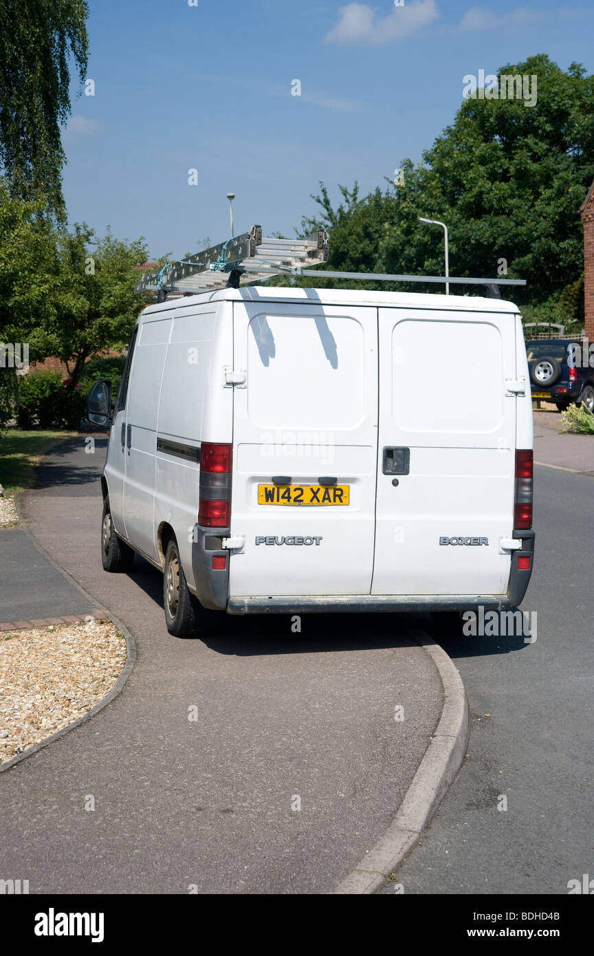 Peugeot blanc fort van stationné sur la chaussée sur une rue de banlieue en Angleterre Banque D'Images