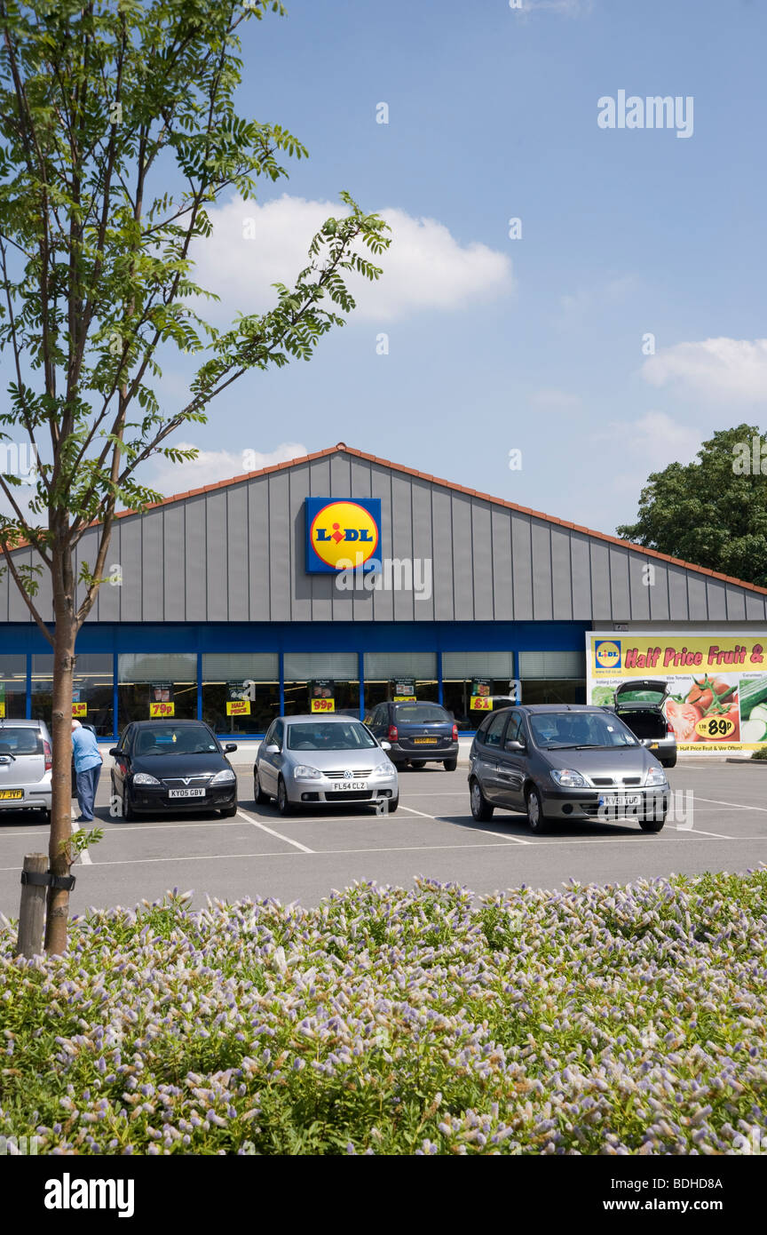 Voitures garées dans un parking devant le supermarché économique Lidl à Market Harborough, Leicestershire, Angleterre Banque D'Images