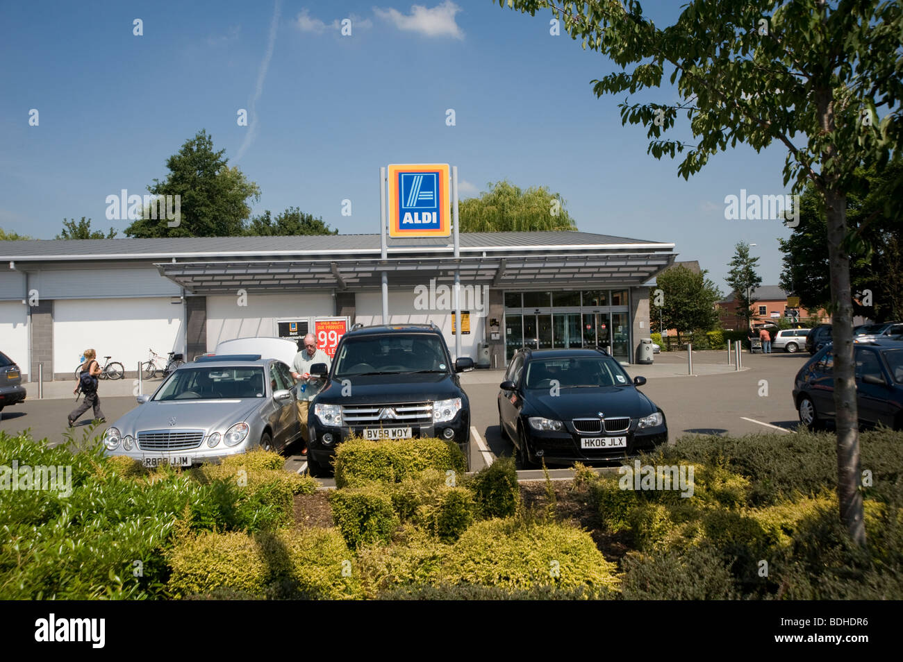 Voitures garées dans un parking à l'extérieur d'un supermarché Aldi dans le Leicestershire. Banque D'Images