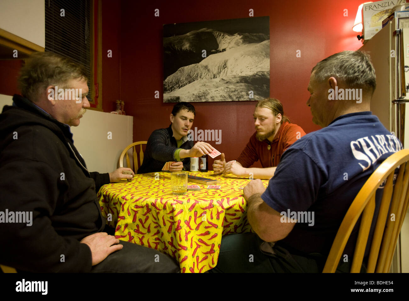 Un groupe d'hommes se détend en jeu de cribbage au Mt. L'Observatoire de Washington. Banque D'Images