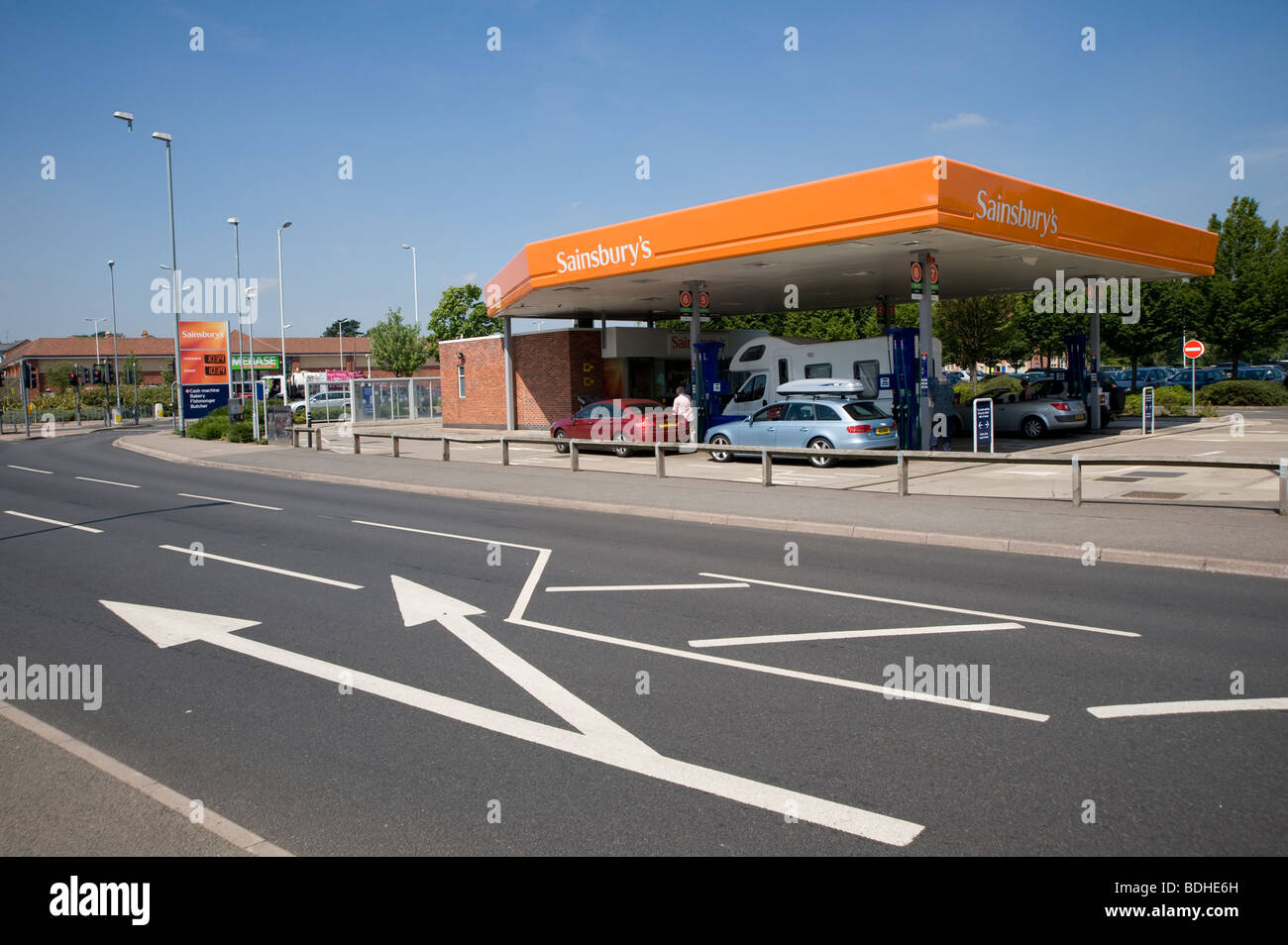 Les voitures et un camping le plein de carburant à une station essence sainsburys en Angleterre. Banque D'Images