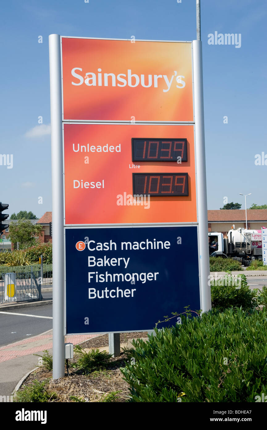 Inscrivez-vous à l'extérieur d'un supermarché Sainsburys et station essence montrant le prix du carburant. Banque D'Images