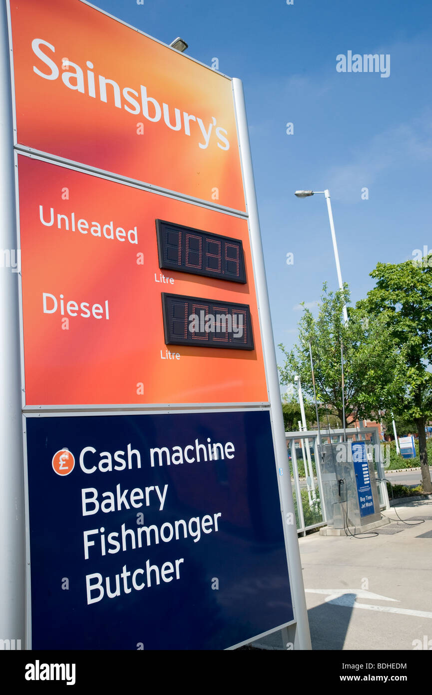 Inscrivez-vous à l'extérieur d'un supermarché Sainsburys et station essence montrant le prix du carburant. Banque D'Images