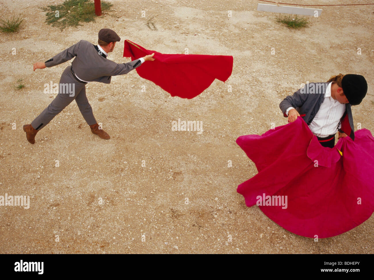 Ces deux toreros en herbe pratiquer leurs techniques avant d'entrer dans l'arène pour la première fois. Banque D'Images