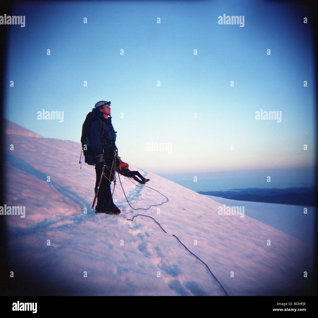 Un sténopé tourné d'un jeune homme sur un glacier à Washington. Banque D'Images