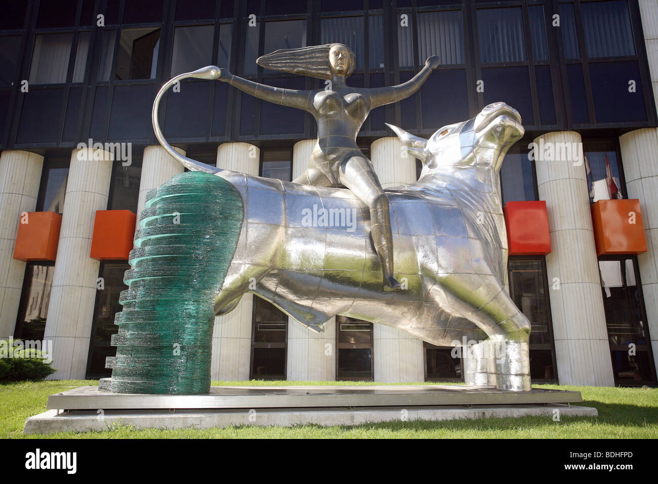 Sculpture d'Europa le taureau à cheval devant le bâtiment du Parlement européen, Strasbourg, France Banque D'Images