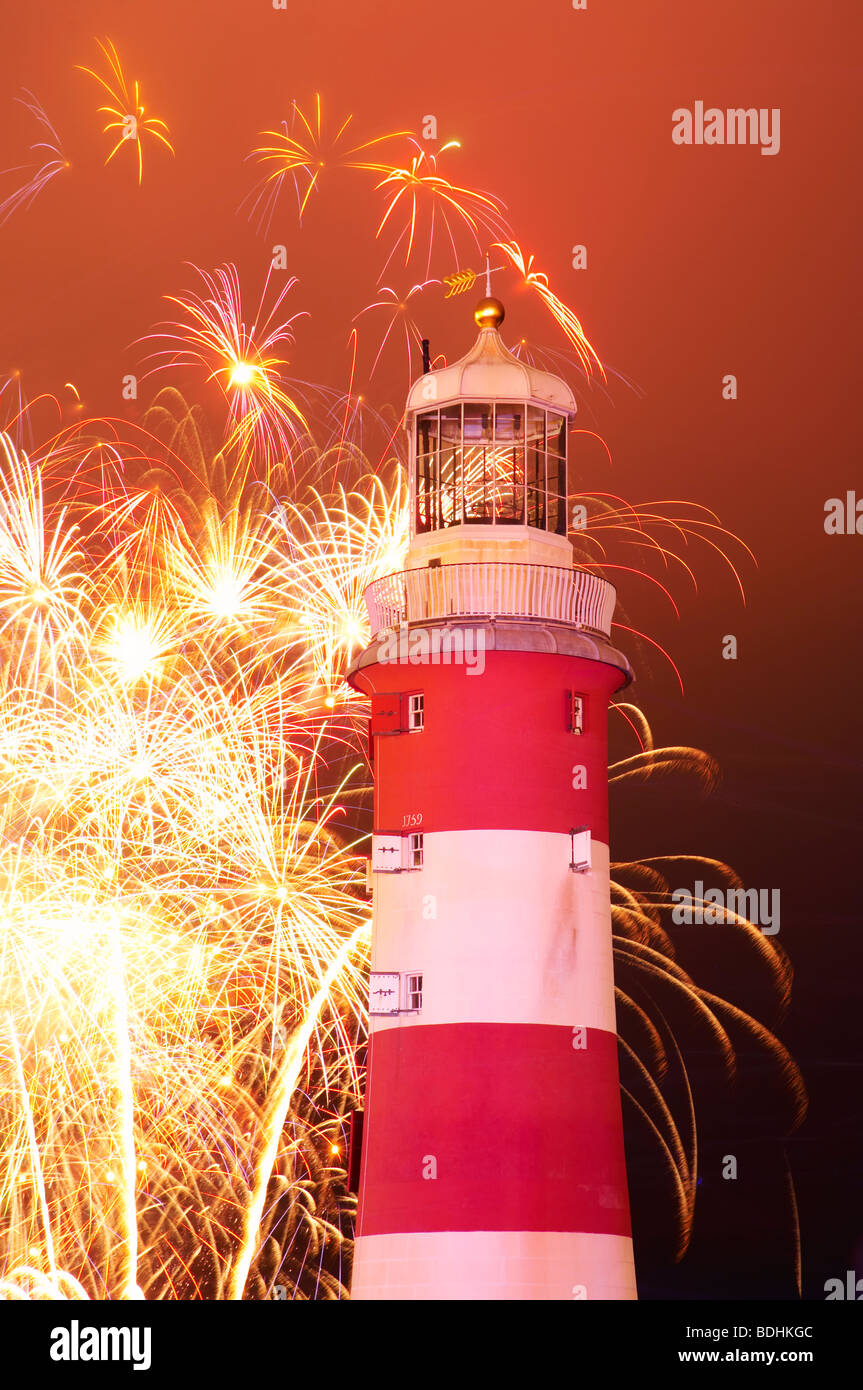Championnats nationaux 2009 Fireworks exploding derrière Smeaton's Tower sur Plymouth Hoe Devon UK Banque D'Images