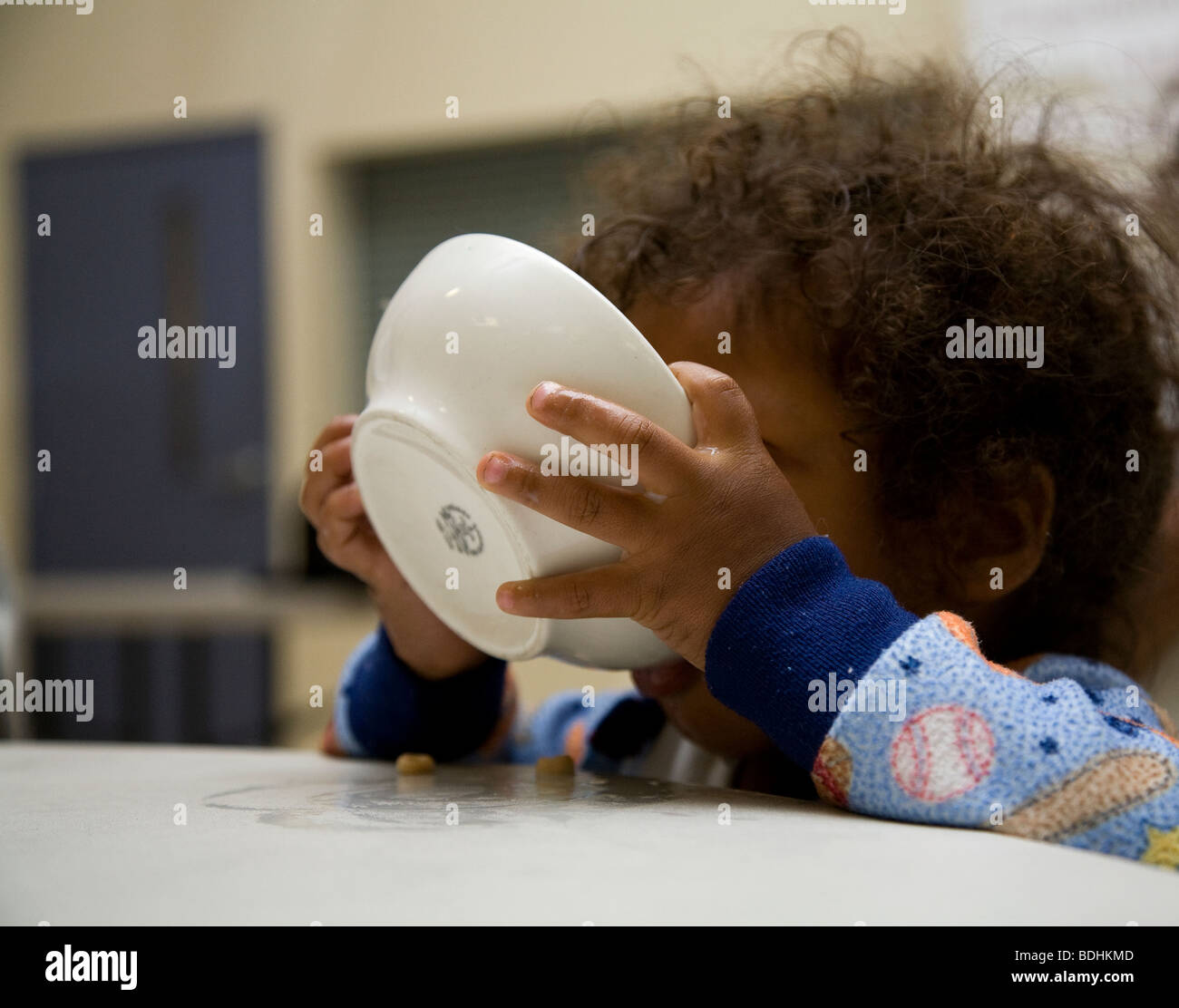 Une mère de quatre sans-abri prépare le petit déjeuner pour ses enfants à l'église Trinity à Sacramento, CA. Banque D'Images