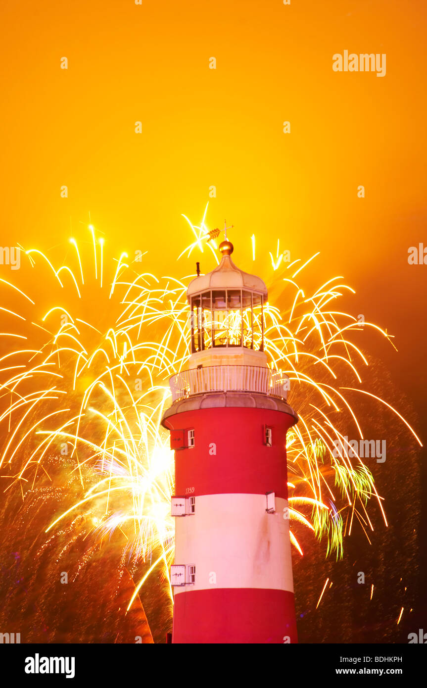 Championnats nationaux 2009 Fireworks exploding derrière Smeaton's Tower sur Plymouth Hoe Devon UK Banque D'Images