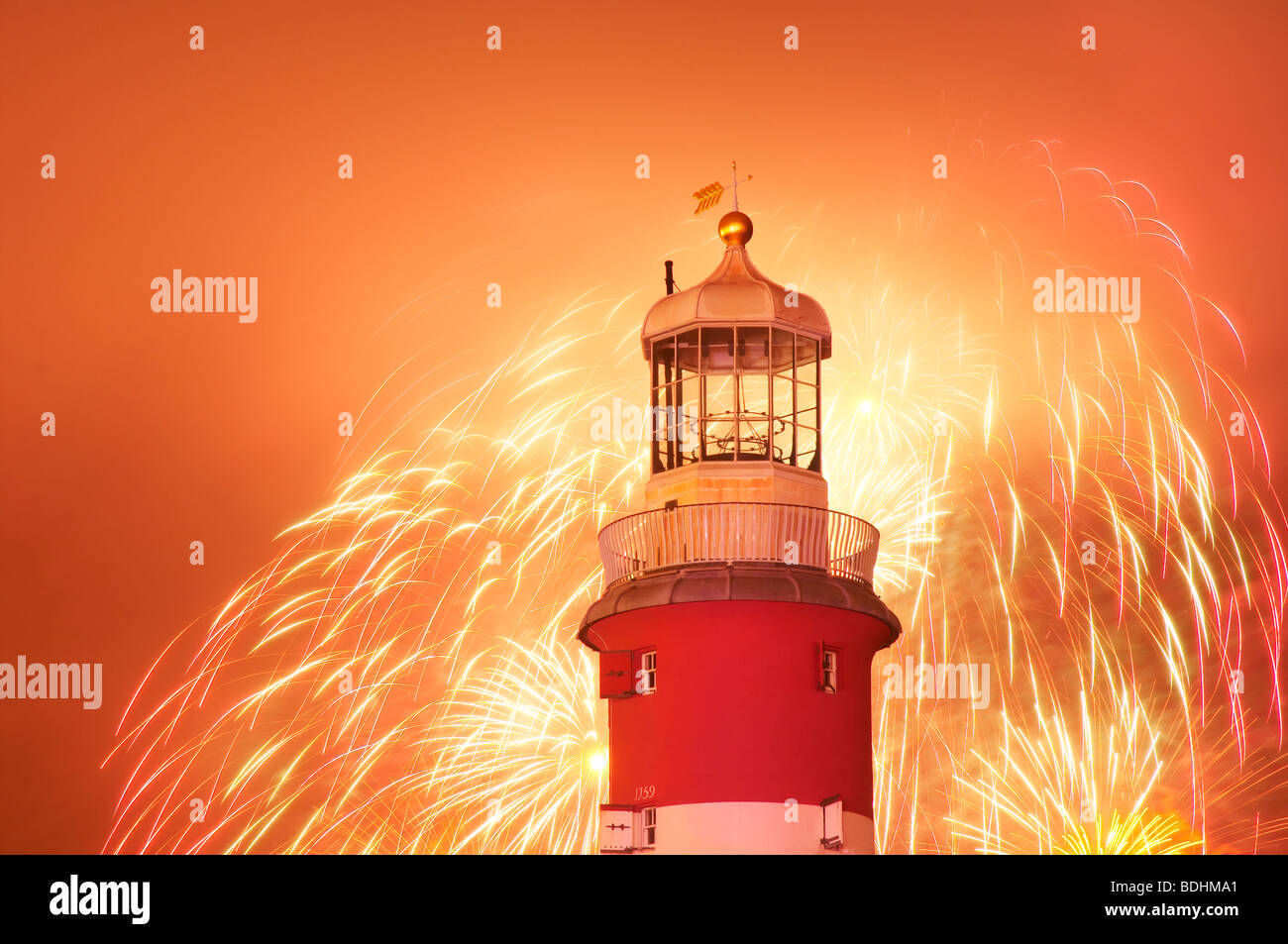 Championnats nationaux 2009 Fireworks exploding derrière Smeaton's Tower sur Plymouth Hoe Devon UK Banque D'Images