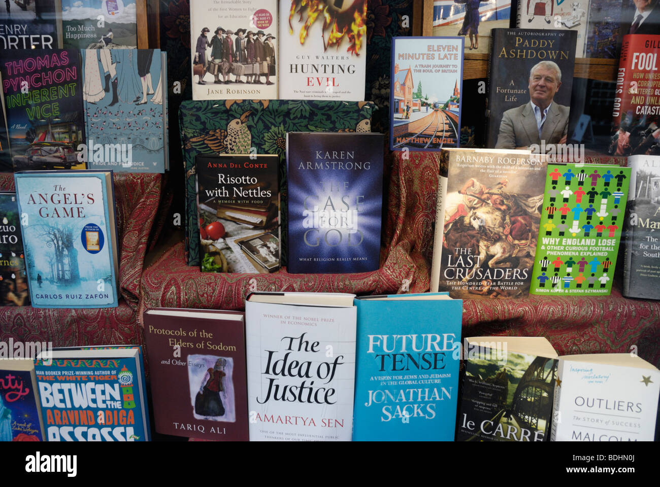 Couverture cartonnée de non-fiction dans une fenêtre librairie britannique Banque D'Images