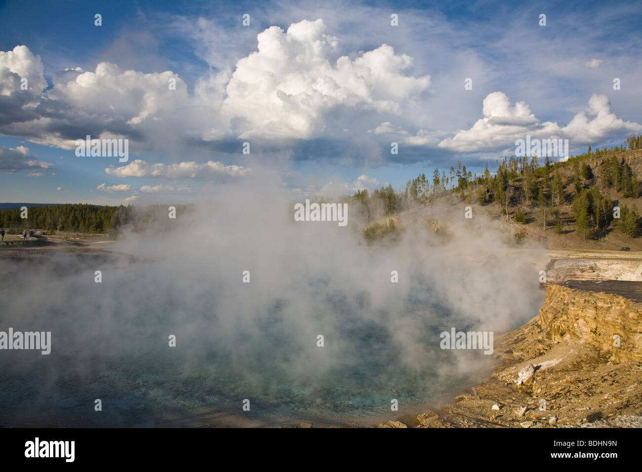 Excelsior Geyser at Midway Geyser Basin dans le Parc National de Yellowstone au Wyoming USA Banque D'Images