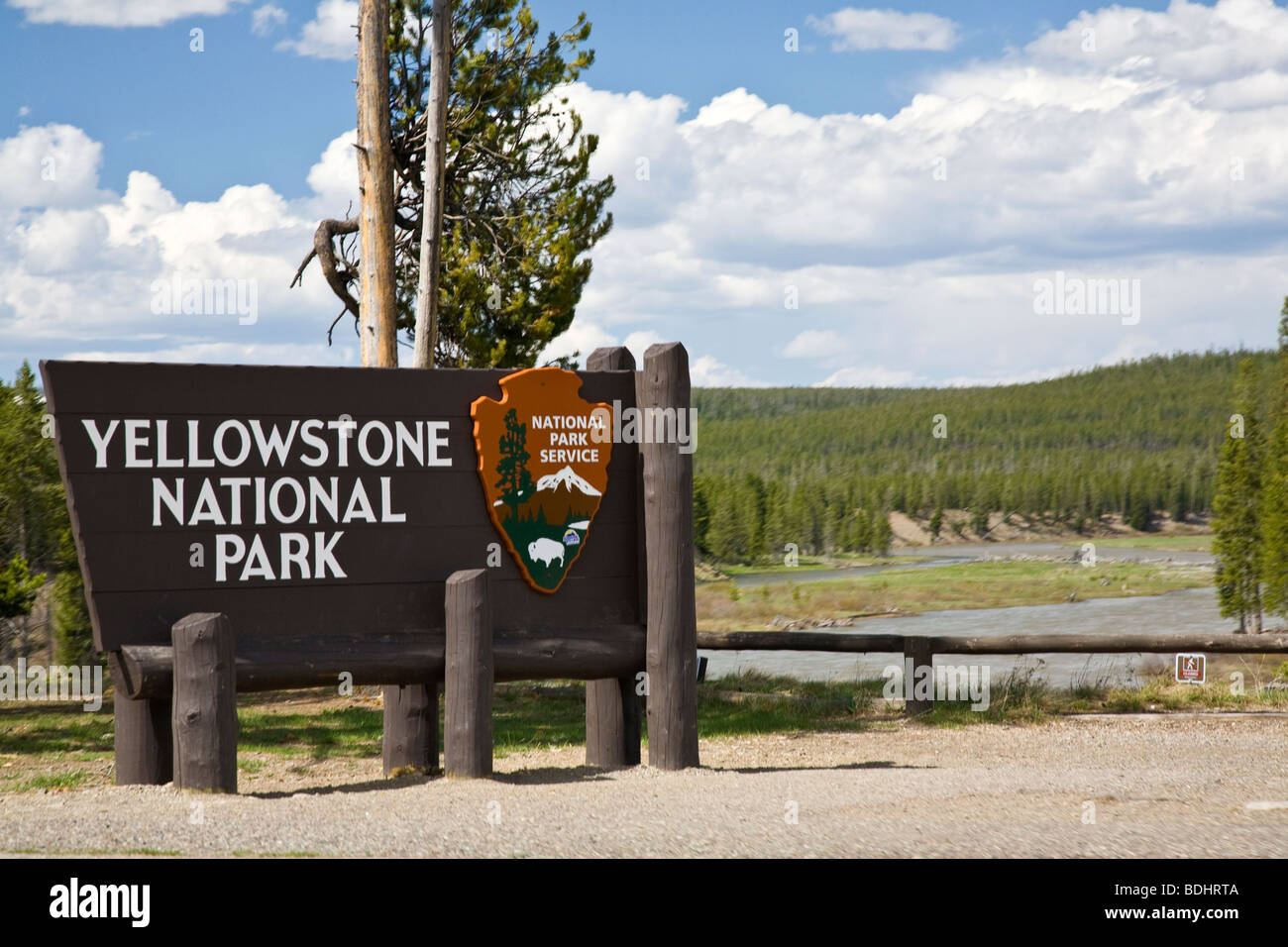 Panneau d'entrée du Parc National de Yellowstone au Wyoming USA Banque D'Images