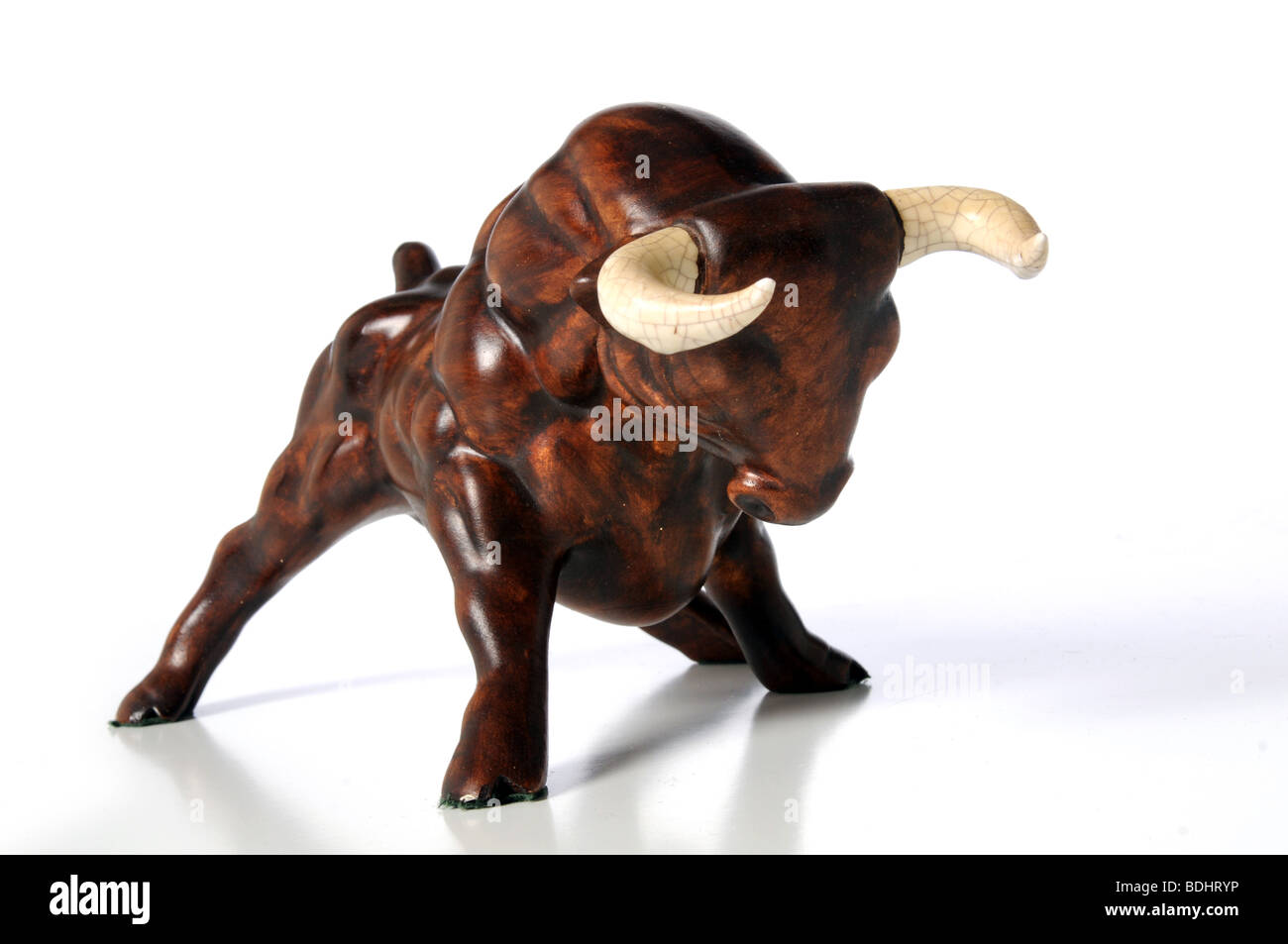 Sculpture vintage d'un taureau avec cornes blanches Banque D'Images