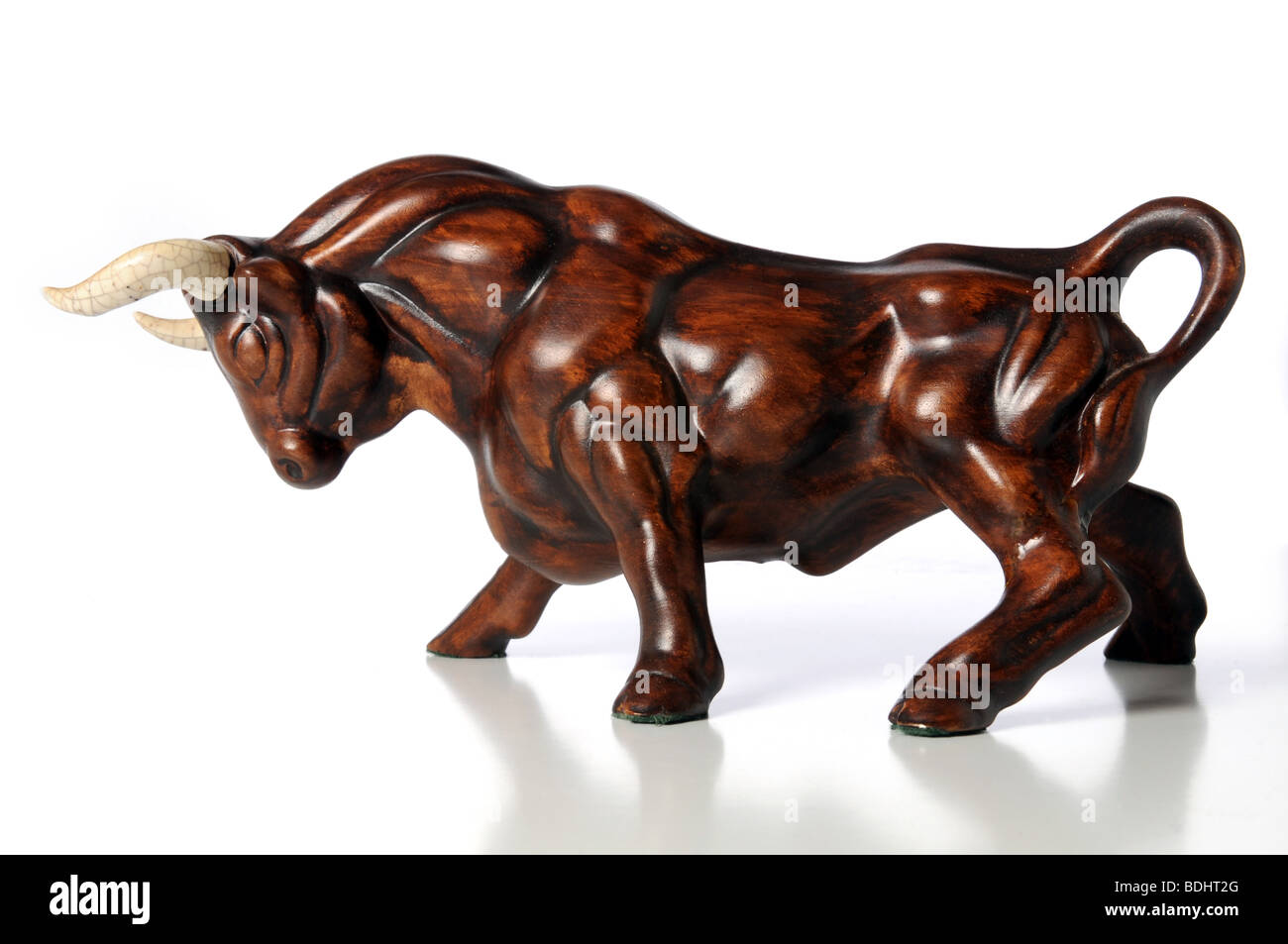Vintage sculpture de taureau aux cornes blanches Banque D'Images