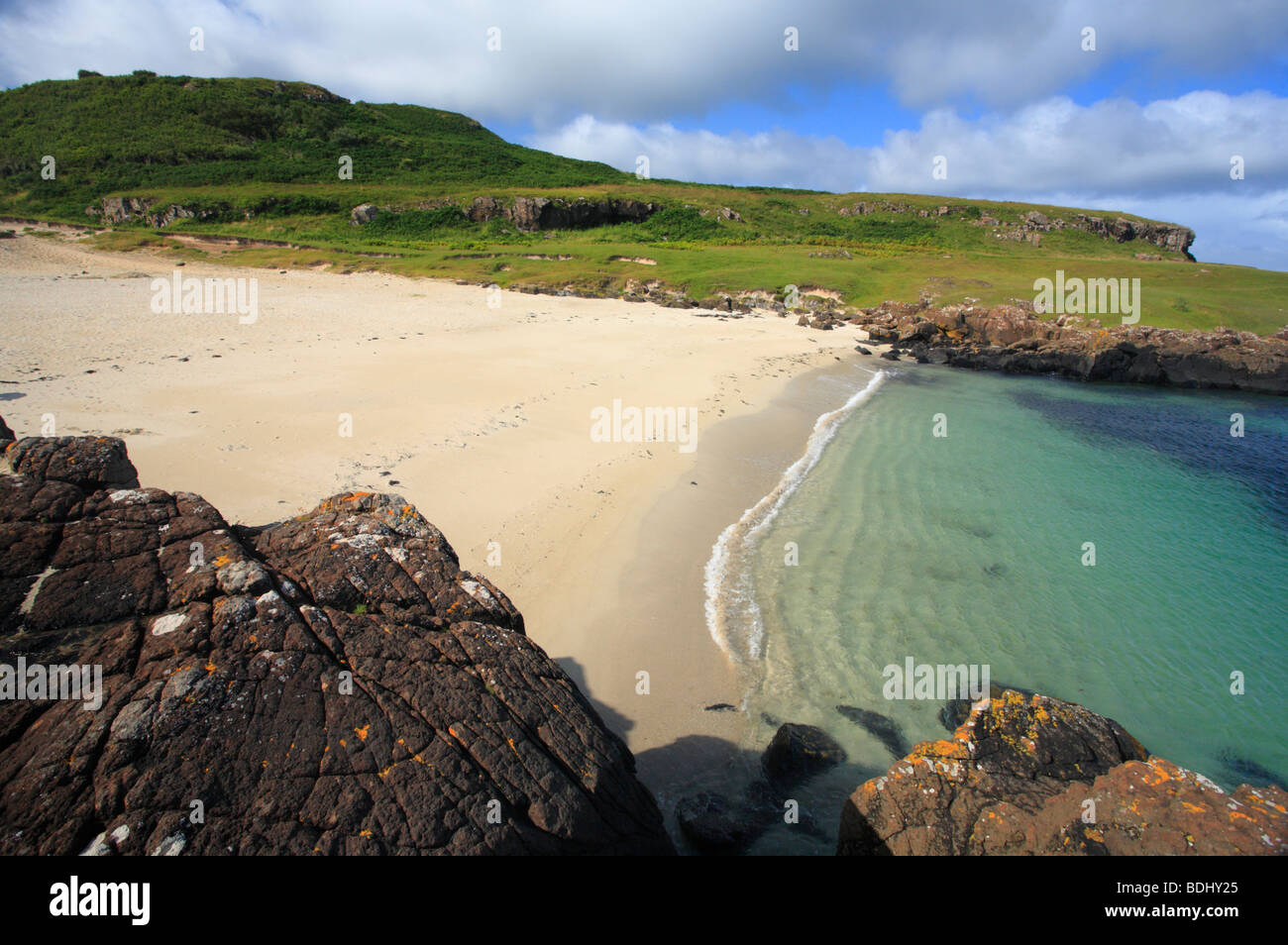 Plage de sable blanc à Port Langamull sur l'île de Mull, en Ecosse. Banque D'Images