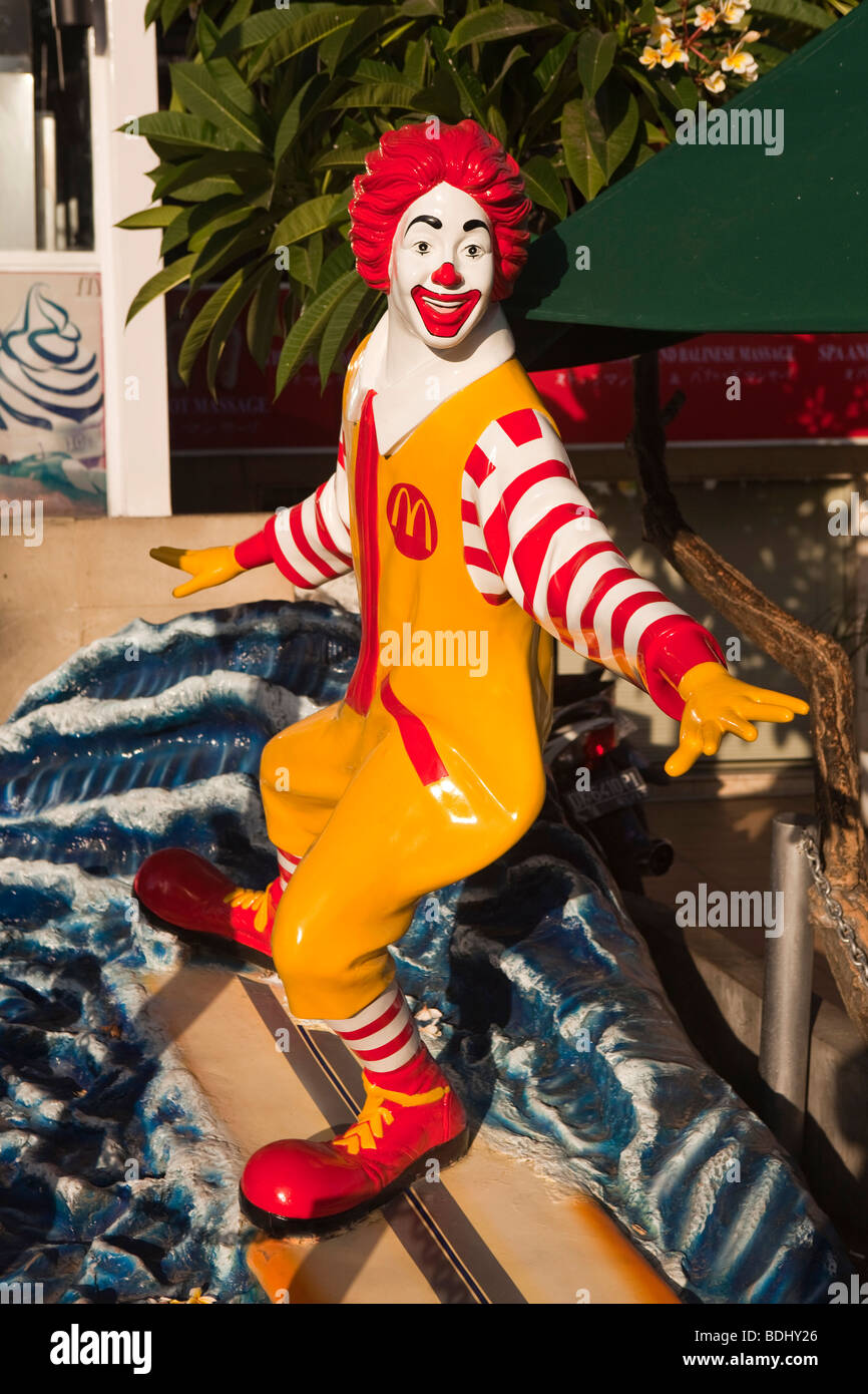 L'INDONÉSIE, Bali, Kuta, plage restaurant Macdonald, le surf Ronald MacDonald figure Banque D'Images