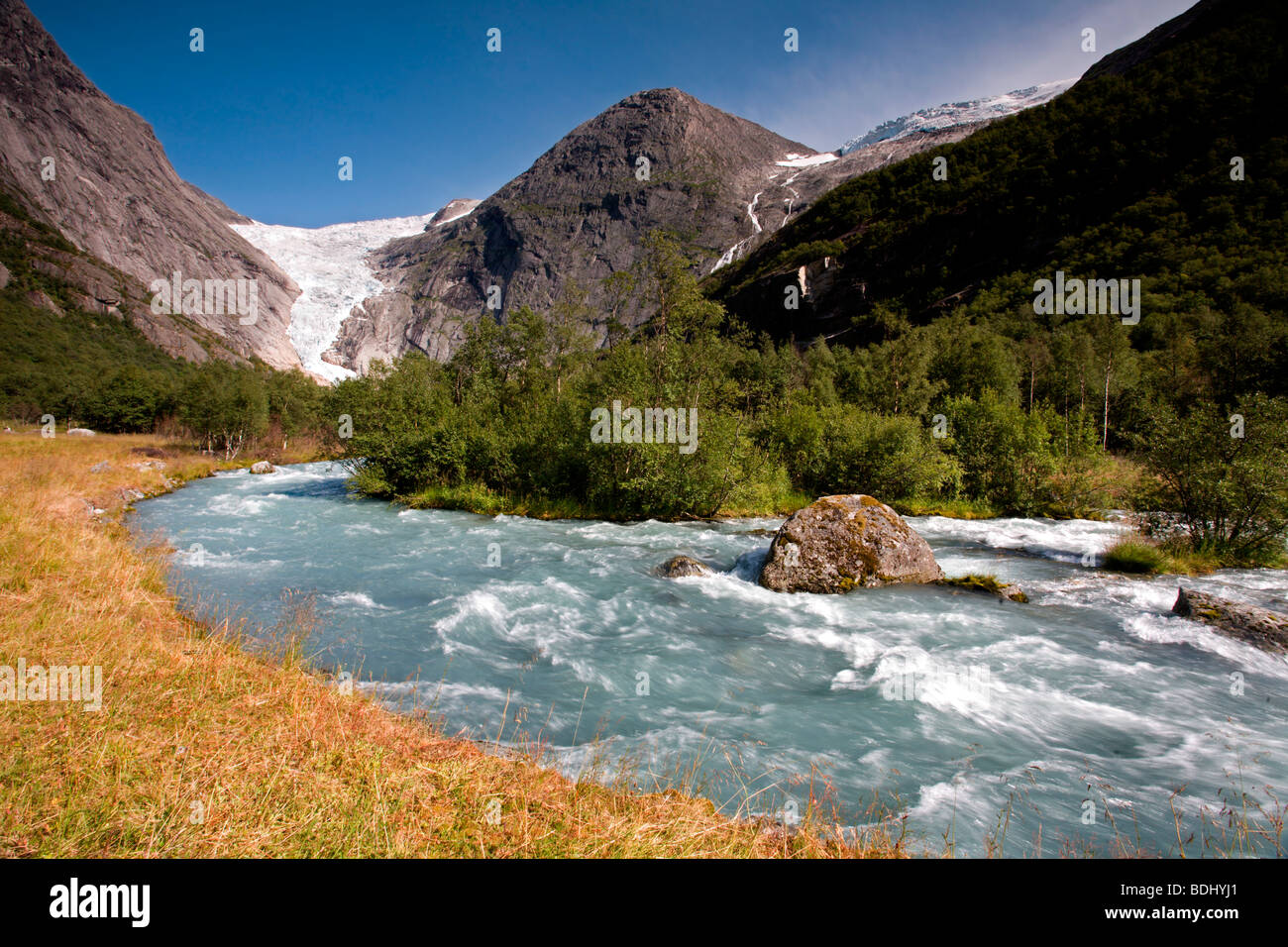 Le Parc National de Jostedalsbreen : l'eau de fonte du Glacier Briksdal Banque D'Images