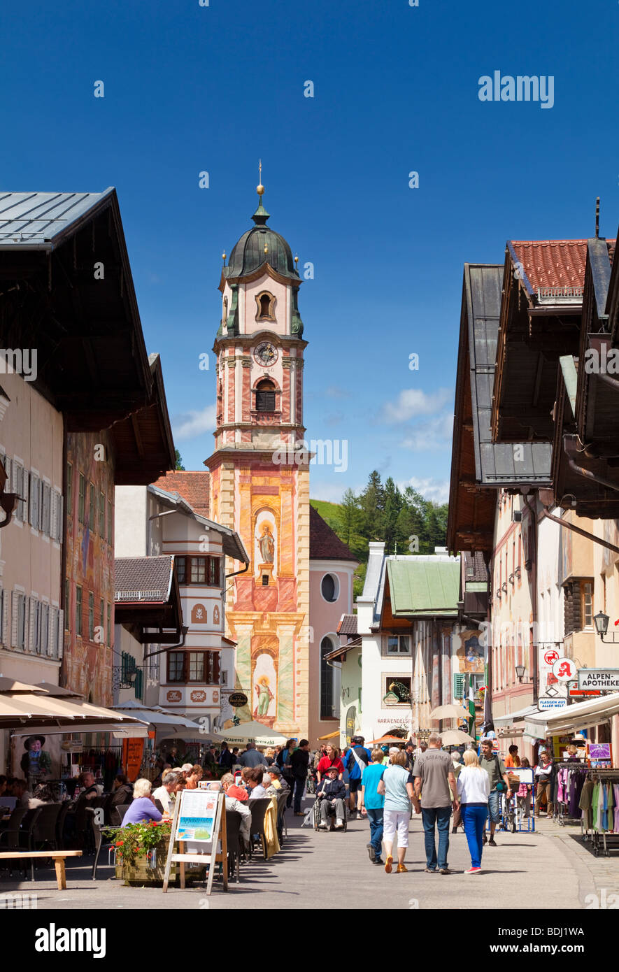 Mittenwald, Bavière, Allemagne - Scène de rue principale historique de l'église peinte avec Saint Pierre et Saint Paul Banque D'Images