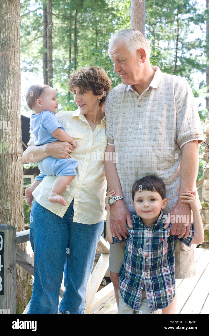 Granparents posent avec petits-fils au chalet familial dans le New Hampshire, USA Banque D'Images