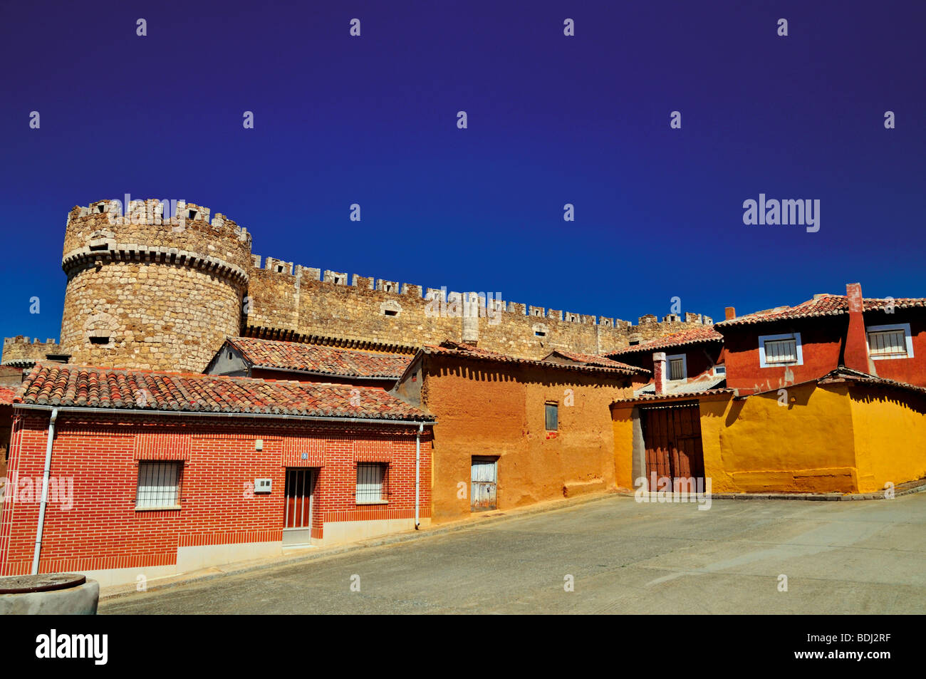 L'Espagne, de Castille-león : loam typique maisons et château de Grajal de Campos Banque D'Images