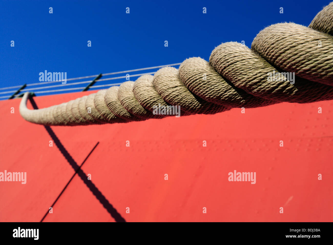 Grosse corde utilisé pour amarrer un navire Photo Stock - Alamy