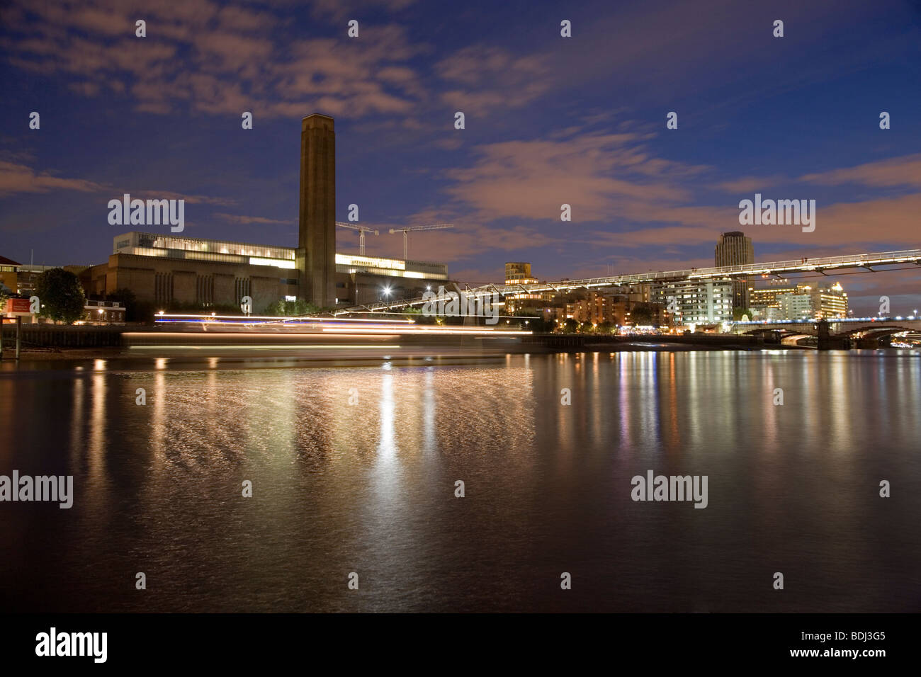 Tate Modern et Millenium bridge at Dusk. Réflexions sur la rivière Thames. Londres, Angleterre. Vue depuis la rivière. Banque D'Images