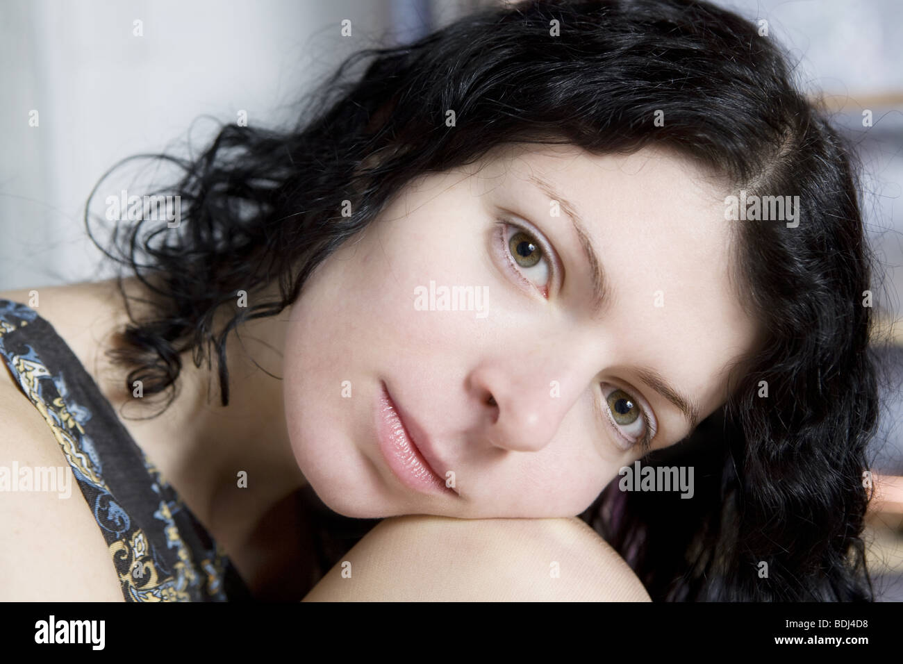 Curl portrait young brunette woman looking at camera Banque D'Images