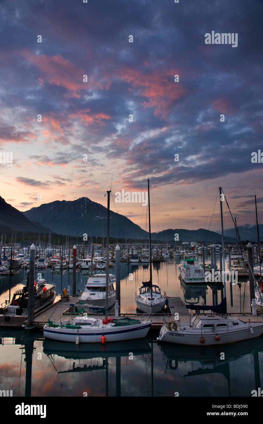 Coucher de soleil sur le petit bateau Port, Seward, Alaska. Banque D'Images