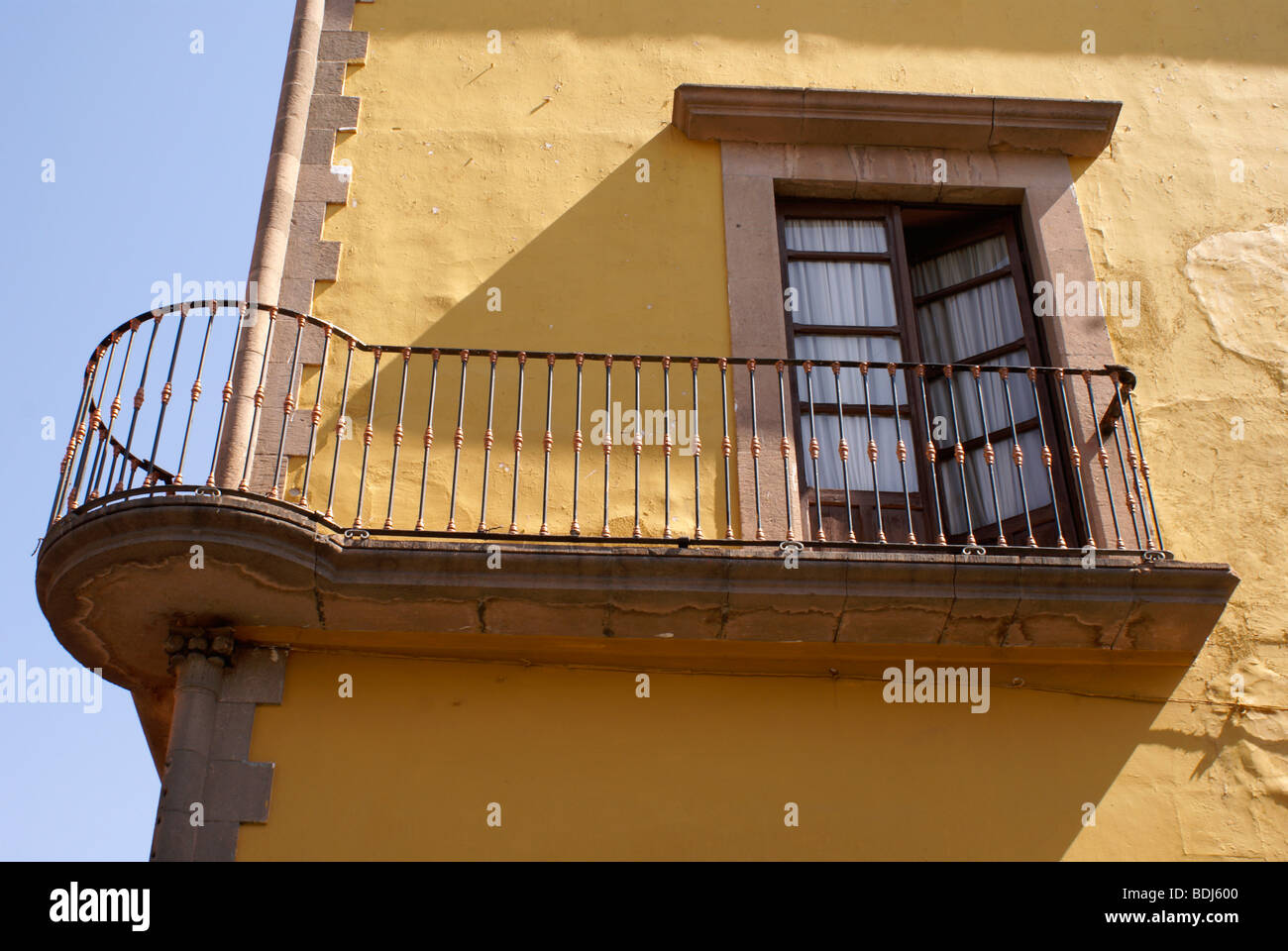Balcon en ferronnerie ouvragée dans la ville de San Luis Potosi, Mexique Banque D'Images
