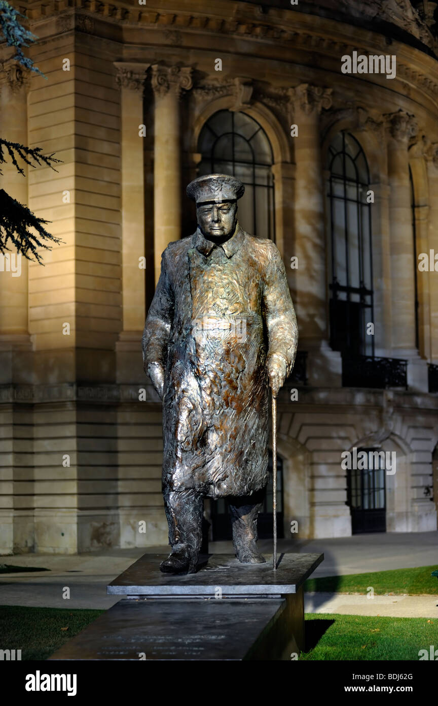 Paris, France, sculpture contemporaine, Art public, Statue de 'Winston Churchill', devant le Musée du petit Palais Paris, la nuit, Cardot Banque D'Images