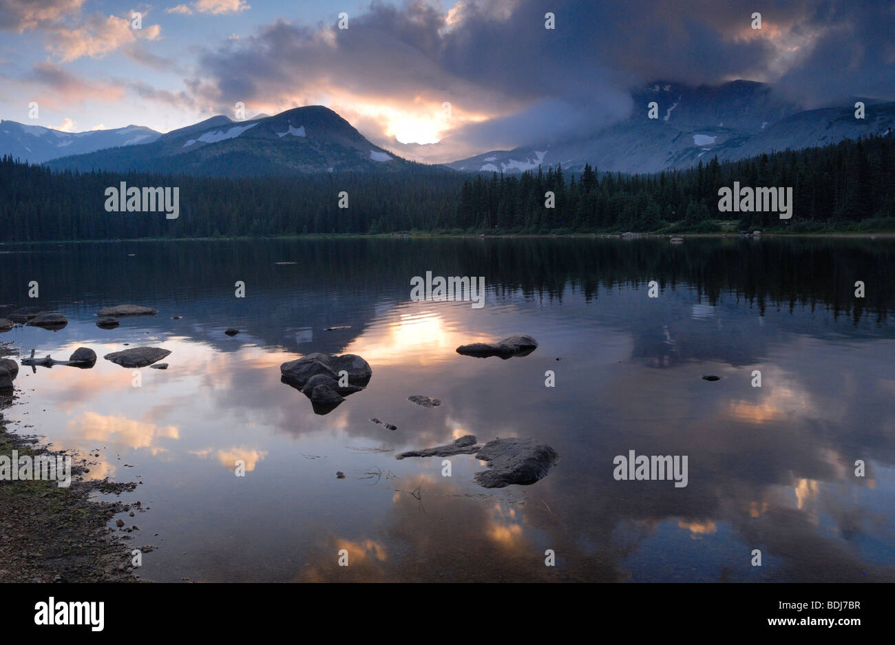 Coucher de réflexions à un lac de montagne dans les Montagnes Rocheuses du Colorado Banque D'Images