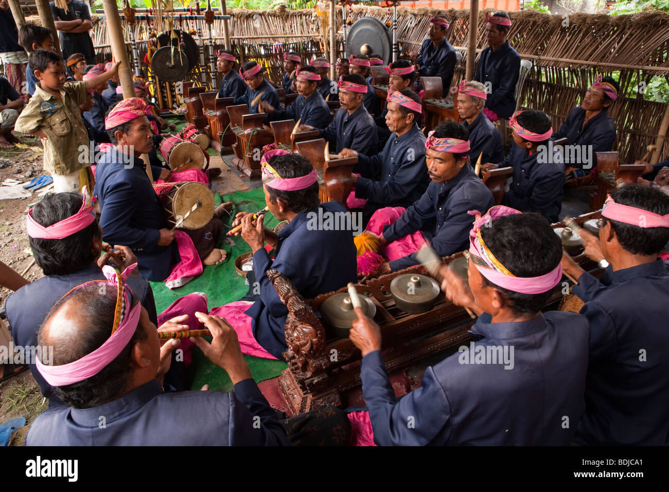 L'INDONÉSIE, Bali, Tirta Gangga, le gamelan orchestre jouer dans temple local cérémonie funéraire Banque D'Images