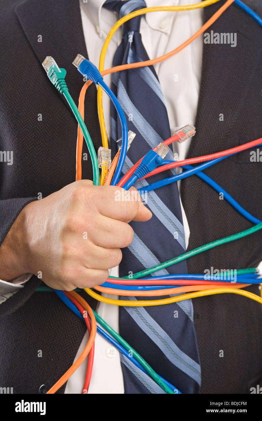 Close-up of Businessman Holding des câbles CAT5 Banque D'Images