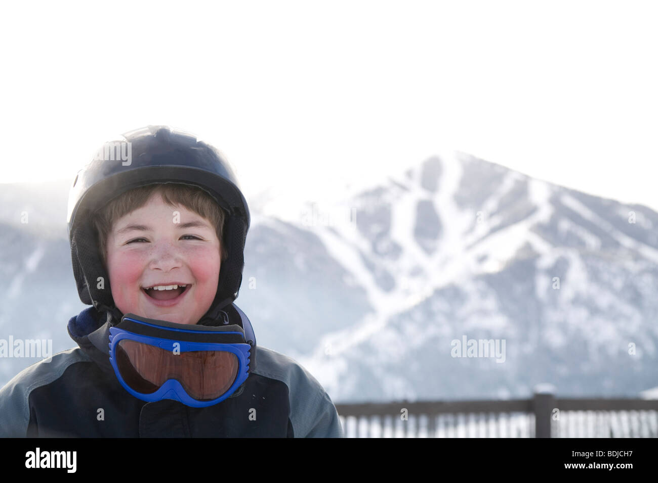 Little Boy Wearing Helmet et lunettes de ski, Mount Baldy en arrière-plan, Sun Valley, Idaho, États-Unis Banque D'Images