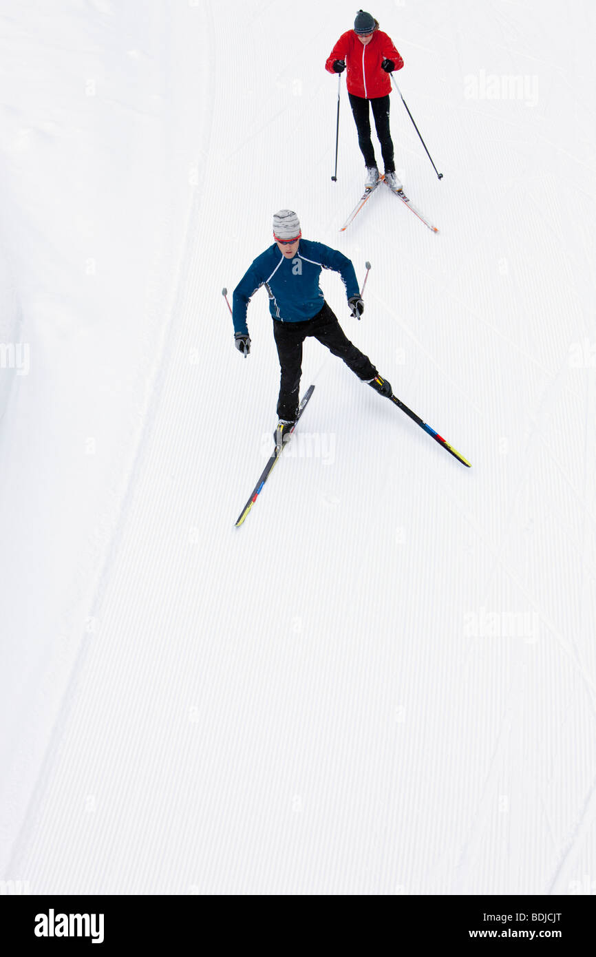 Vue supérieure de Ski de couple, Whistler, British Columbia, Canada Banque D'Images