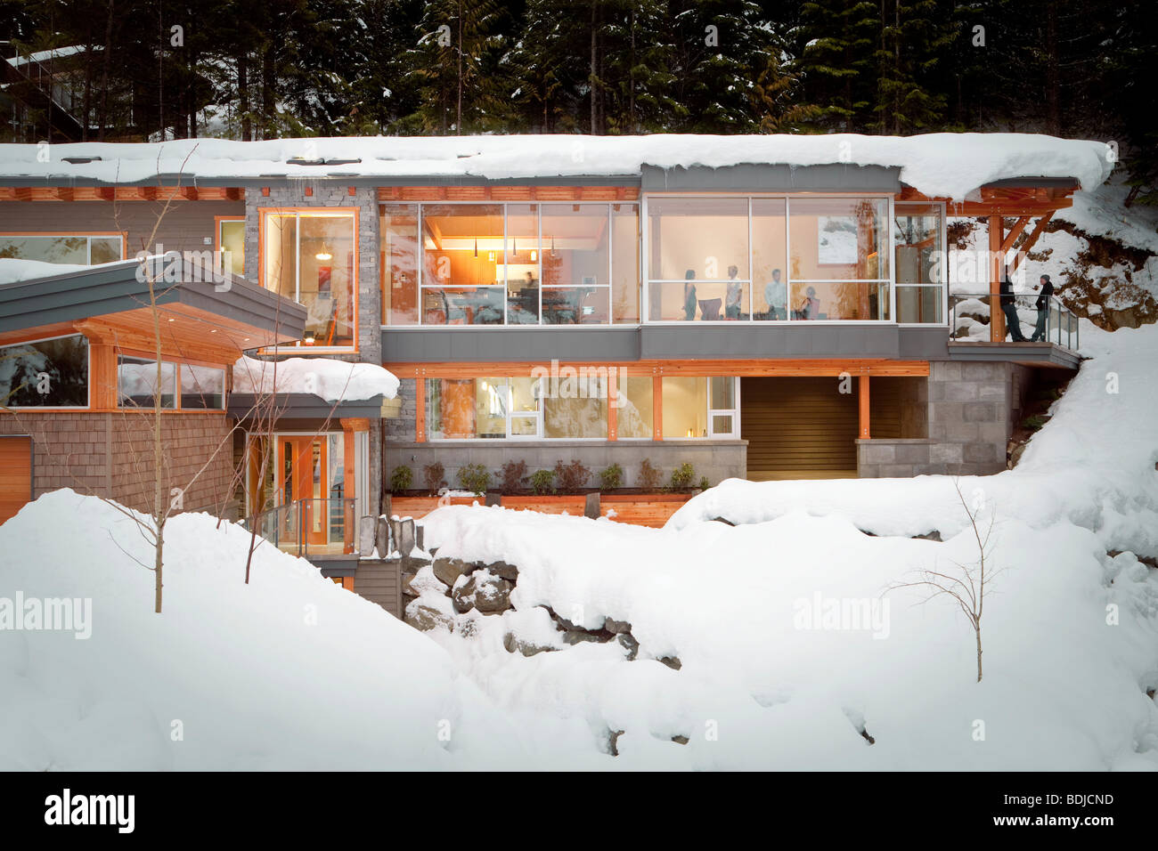 Vue extérieure de l'intérieur de la maison Alpine en hiver, Whistler, British Columbia, Canada Banque D'Images