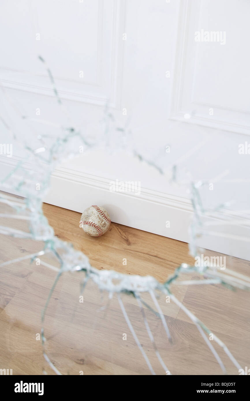 Fenêtre cassée et Baseball Banque D'Images