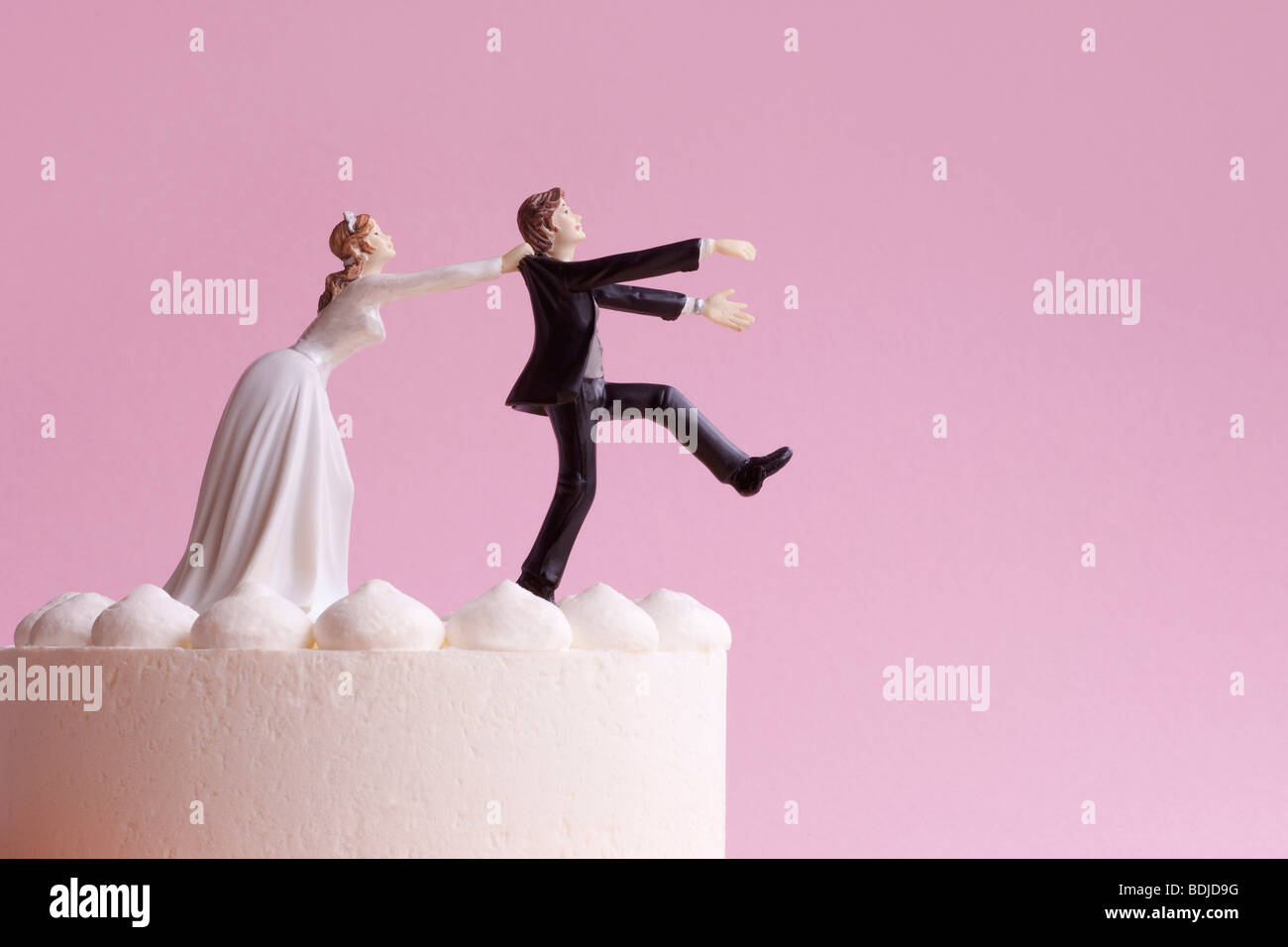 Figurines de gâteau de mariage, l'accaparement de mariée marié Runaway Banque D'Images