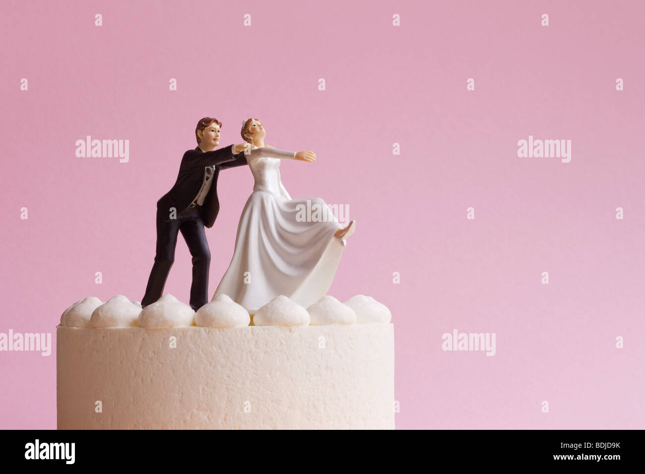 Figurines de gâteau de mariage, le marié saisissant Runaway Bride Banque D'Images