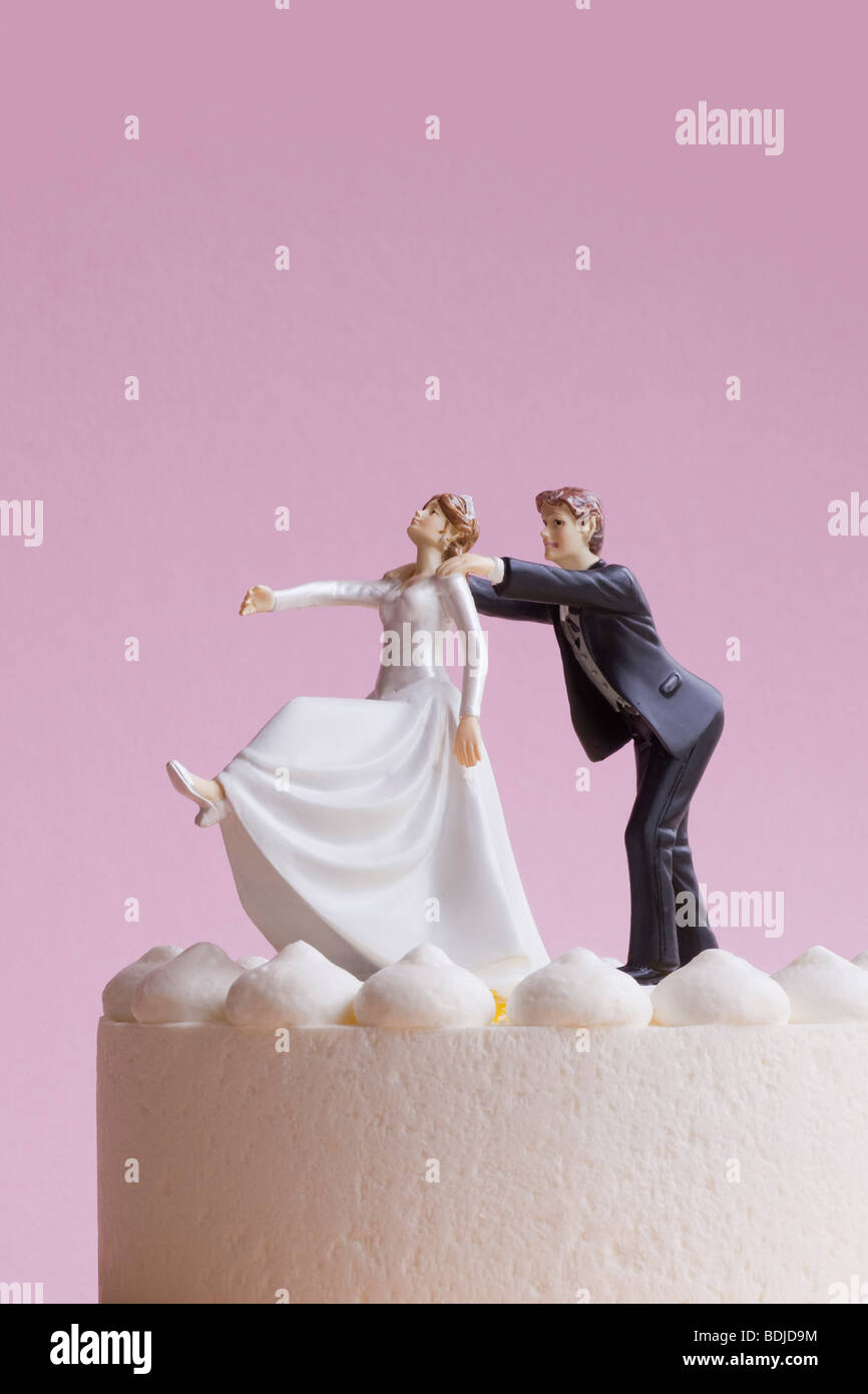 Figurines de gâteau de mariage, le marié saisissant Runaway Bride Banque D'Images