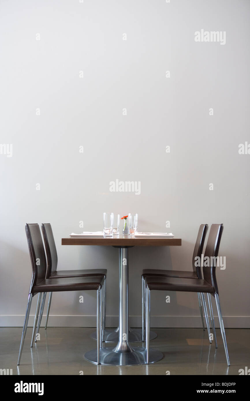 Table de salle à manger et chaises vides Banque D'Images