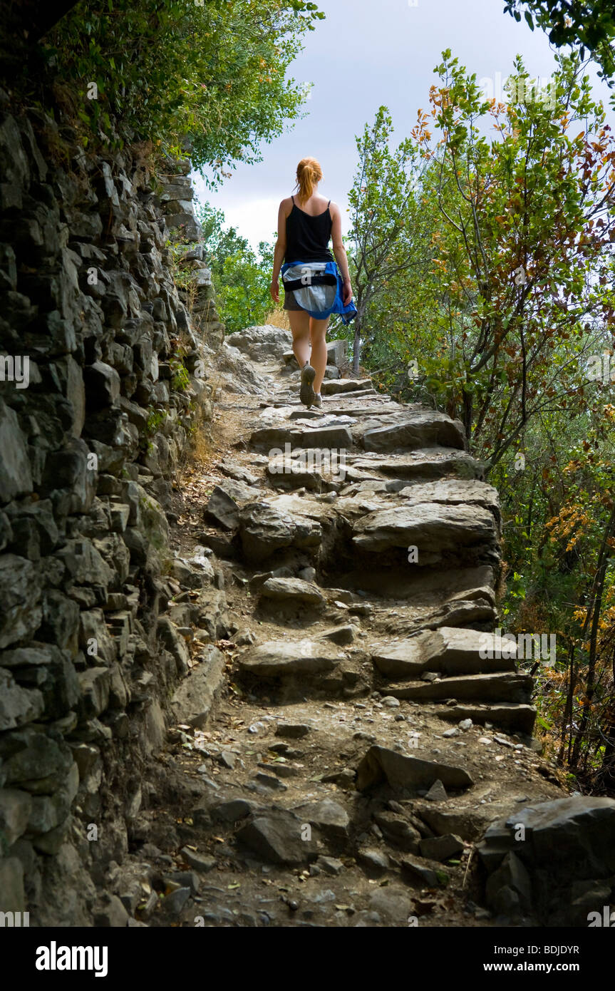 Femme marche sur Chemin, Cinque Terre, ligurie, italie Banque D'Images