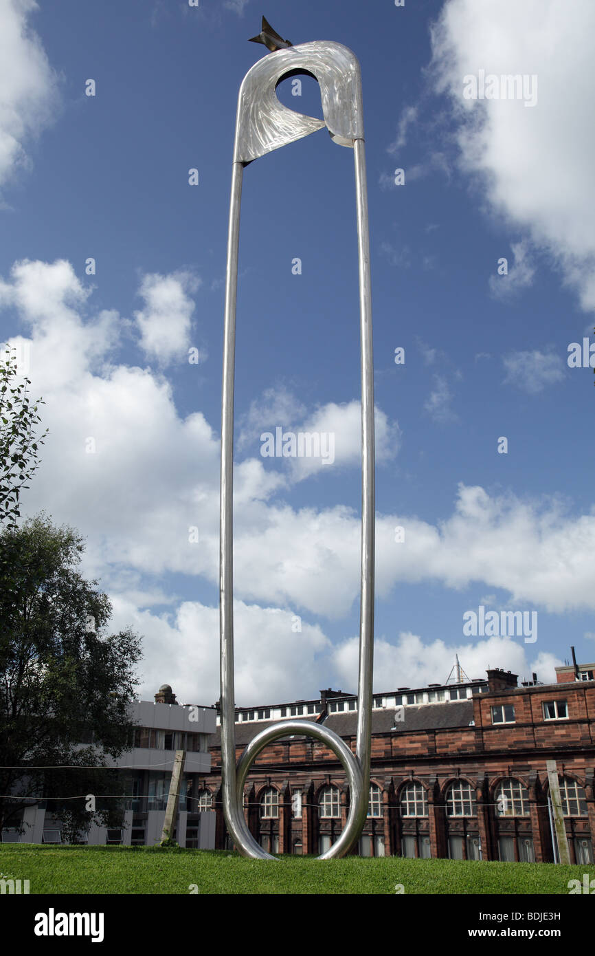 Sculpture de PIN géant de Nappy, Monument to Maternity, par George Wyllie dans les jardins de Rottenrow, Montrose Street, Glasgow, Écosse, Royaume-Uni Banque D'Images